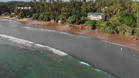 Vista-Aérea-De-Las-Olas-Rompiendo-En-La-Orilla-De-La-Playa-De-Hiriketiya-En-Sri-Lanka