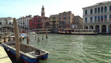 Vista-Panorámica-Del-Gran-Canal-De-Venecia-Con-El-Puente-De-Rialto-Al-Fondo