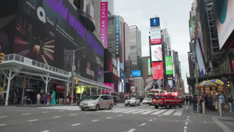 Una-Concurrida-Intersección,-Times-Square-En-La-Ciudad-De-Nueva-York.