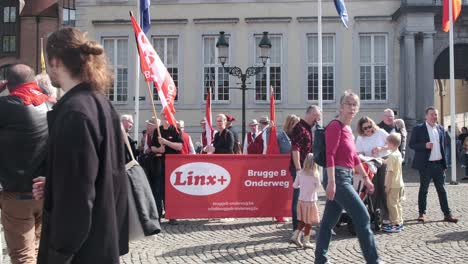 Manifestación-Con-Pancartas-En-La-Plaza-Central-De-Brujas:-Partido-Linx