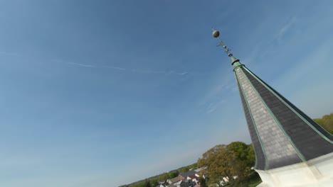 Toma-Aérea-Acercándose-A-La-Iglesia-En-Elizabethtown,-Lancaster-Y-La-Calle-Principal-Con-Tráfico-Durante-El-Día-Soleado-En-Pensilvania