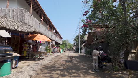 Rustikale-Palomino-Straße-Mit-Strohgedeckten-Häusern-Und-Lokaler-Atmosphäre,-Kolumbien