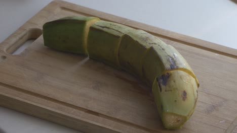 Bananen-In-Große-Stücke-Schneiden-Und-Kochen,-Schnell-Vorspulen