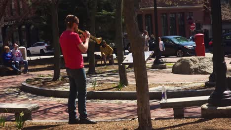 Joven-Tocando-La-Trompeta-En-El-Centro-De-Portland,-Maine