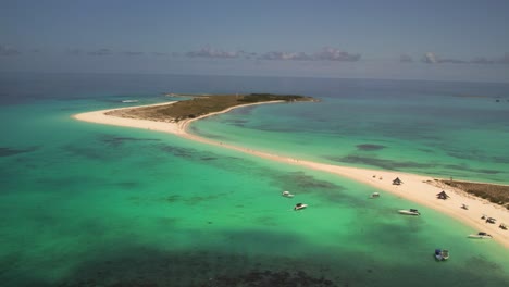Cayo-de-agua-in-los-roques-with-crystal-clear-waters-and-boats,-daylight,-aerial-view