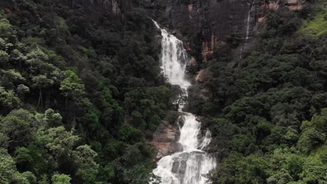 Epische-Drohnenansicht-Der-Ravana-Wasserfälle-Im-üppigen-Wald-Sri-Lankas