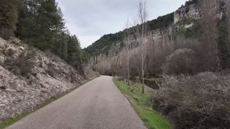 POV-Conduciendo-Por-Una-Estrecha-Carretera-De-Montaña-Junto-A-Un-Río-En-El-Lado-Derecho