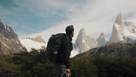 Excursionista-Masculino-Admirando-Vistas-Panorámicas-De-La-Montaña-Fitz-Roy-En-La-Patagonia,-Argentina---Plano-Medio