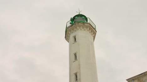 View-of-the-Quai-Valin-lighthouse,-which-is-embedded-in-the-facade-of-a-house