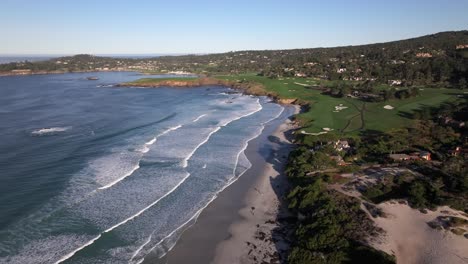 Carmel-Beach,-California-Y-El-Campo-De-Golf-De-Pebble-Beach:-Revelación-Aérea-Ascendente