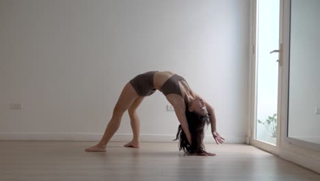 Junge-Frau,-Yoga-Einbeinrad,-Stärkung-Von-Rücken,-Armen-Und-Beinen