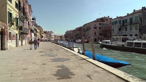 Boats-Sailing-Through-Venice-Grand-Canal-on-a-Sunny-Spring-Day