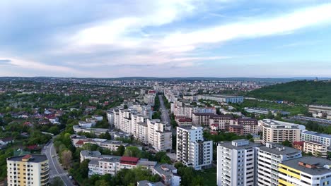 Vista-Aérea-De-Drones-De-La-Ciudad-De-Iasi-Desde-Rumania-Avanzando-Desde-El-área-De-Cug-Hasta-El-área-De-Nicolina