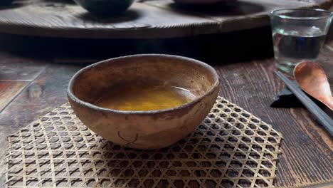 Japanische-Keramikschale-Mit-Tee-Auf-Dem-Tisch