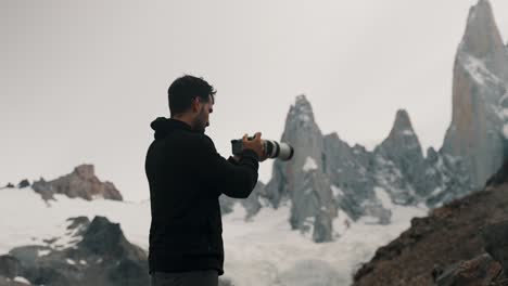 Hiker-Photographer-With-Camera-Taking-Pictures-Of-Fitz-Roy-Mountain-In-Patagonia,-Argentina