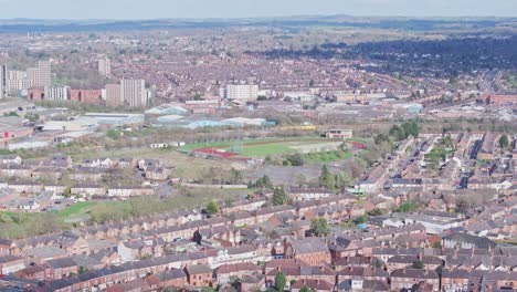 Eine-Draufsicht-Auf-Dicht-Bebaute-Stadtteile-Von-Leicester:-Privathäuser,-Cottages,-Büros-Und-Ein-Stadion-Sind-Auf-Dem-Stadtpanorama-Zu-Sehen