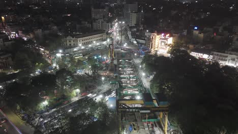 Toma-Aérea-De-Un-Dron-De-La-Ciudad-De-Chennai-Con-Luces-Llenas-De-Construcción-De-Metro