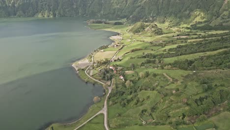 Sieben-Städte-Am-Ufer-Des-Blauen-Sees-Oder-Der-Lagoa-Azul,-Gemeinde-Pont-Delgada,-Insel-Sao-Miguel,-Portugiesischer-Azoren-Archipel,-Portugal