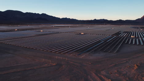 Luftaufnahme-Eines-Großen-Solarkraftwerks-Und-Reihen-Von-Solarmodulen-In-Der-Trockenen-Wüstenlandschaft-Von-Nevada,-USA,-Drohnenaufnahme