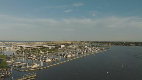 Una-Toma-Aérea-Del-Club-Náutico-De-Lakewood-A-última-Hora-De-La-Tarde-En-Seabrook,-Texas.