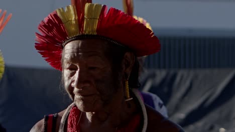 Ein-älterer-Amazonenkrieger-In-Traditioneller-Stammeskopfbedeckung,-Der-Pfeil-Und-Bogen-Trägt