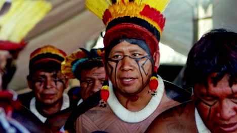 Ureinwohner-Des-Amazonas-Tanzen-Mit-Bunten-Kopfbedeckungen-Und-Bemalten-Gesichtern