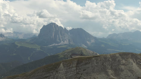 Luftaufnahme-Mit-Blick-Auf-Den-Langkofel-Im-Vordergrund-Ist-Eine-Bergstation-Eines-Sessellifts-In-Südtirol