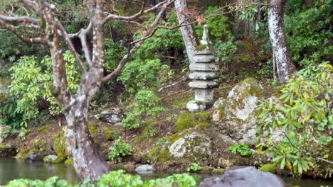 Steinpagode-Im-Garten-Des-Konchi-in-Tempels-Mit-Fallenden-Regentropfen