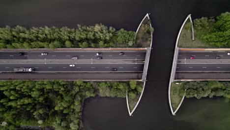 Luftbild-Von-Oben-Nach-Unten-Auf-Die-Autobahn-Mit-Verkehr,-Der-Unter-Dem-Veluwemeer-Aquädukt-Hindurchfährt,-Von-Oben-Gesehen