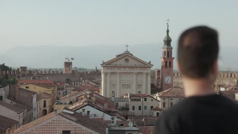 Retrato-De-Un-Hombre-En-La-Ciudad-De-Cittadella-Con-La-Iglesia-Católica-Del-Duomo-En-Veneto,-Italia