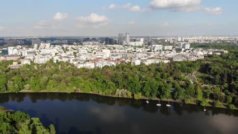 Vista-Del-Distrito-De-Edificios-De-Oficinas-Del-Horizonte-De-La-Ciudad,-Drone,-Bucarest-Rumania