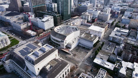 San-Francisco-Symphony-Und-Opera-House,-Drohnenaufnahme-Von-Gebäudedächern-Mit-Sonnenkollektoren,-Straßenverkehr