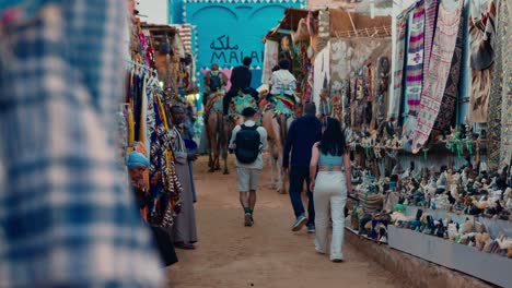 Bunte-Marktstraße-Mit-Zahlreichen-Lokalen-Kunsthandwerksläden-Im-Nubischen-Dorf,-Assuan,-Ägypten