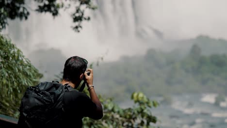 Männlicher-Tourist,-Der-Fotos-Und-Videos-An-Den-Iguazú-Wasserfällen-In-Argentinien-Macht---Mittlere-Aufnahme