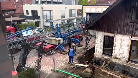 Unternehmen-Liefert-Industriekran-Zur-Baustelle-In-Der-Nachbarschaft