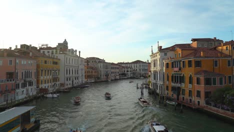 Pequeñas-Lanchas-Rápidas-Salen-De-Venecia-A-Través-Del-Gran-Canal-Antes-Del-Atardecer.