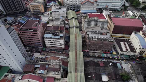 Vista-Aérea-De-La-Calle-Petal-Jalan-Petaling,-El-Icónico-Techo-Del-Dragón-Verde