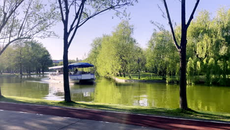 Kreuzfahrtschiff-Im-Ior-Park,-Bukarest,-Rumänien