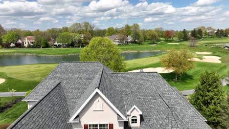 Großes-Amerikanisches-Haus-In-Einer-Geschlossenen-Country-Club-Wohnanlage