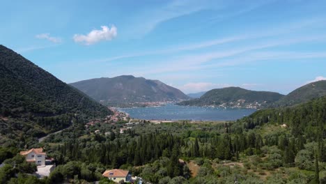 Aufschlussreiche-Luftaufnahme-Der-Bucht-Von-Nidri-Und-Der-Panoramatallandschaft,-Lefkada,-Griechenland