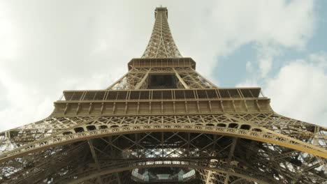 Handeheld-pan-up-of-The-Eiffel-Tower-Tour-Eiffel-in-Paris,-France