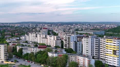 Blick-Auf-Die-Stadt-Iasi-Aus-Rumänien,-Gefilmt-Von-Einer-Drohne-Im-Cug-Gebiet