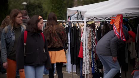 Menschen-Mit-Hüten-Und-Kronen-Schauen-Sich-Dinge-Auf-Dem-Flohmarkt-In-Amsterdam-An