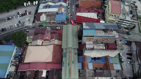 Luftaufnahme-Des-Straßenmarkts-In-Jalan-Petaling,-Langsame-Neigung-Der-Drohne-Nach-Unten