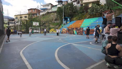 Gente-En-Vibrante-Escena-De-Baloncesto-Callejero-Y-Mural-En-La-Comuna-13,-Medellín,-Colombia