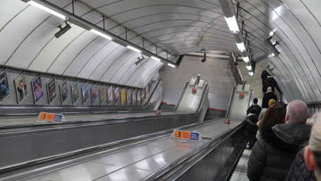 Los-Pasajeros-Bajando-Por-Las-Escaleras-Mecánicas-Del-Metro-De-Londres-En-El-Reino-Unido