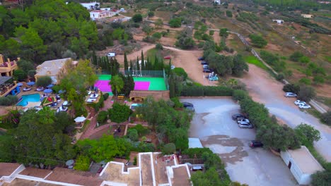 Ibiza-Pikes-Colorida-Cancha-De-Tenis-Resort-De-Fiesta-Rural