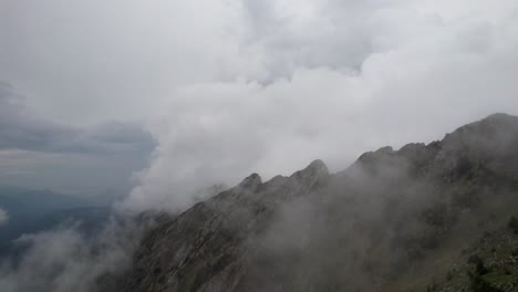 Acantilados-Montañosos-Brumosos-Envueltos-Por-Densas-Nubes-En-Un-Entorno-Natural-Sereno.