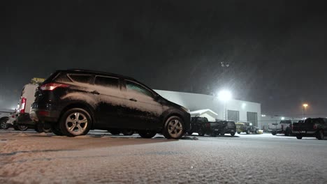 Schnee-Fällt-Auf-Die-Auf-Dem-Parkplatz-Geparkten-Autos