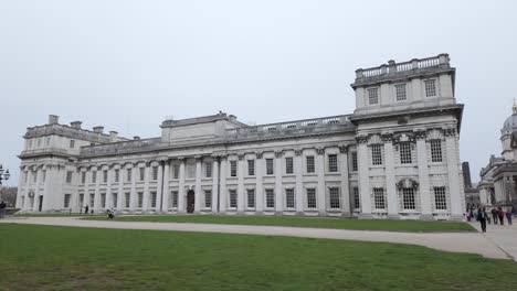 Matavillo,-its-white-building-of-classical-architecture-in-London